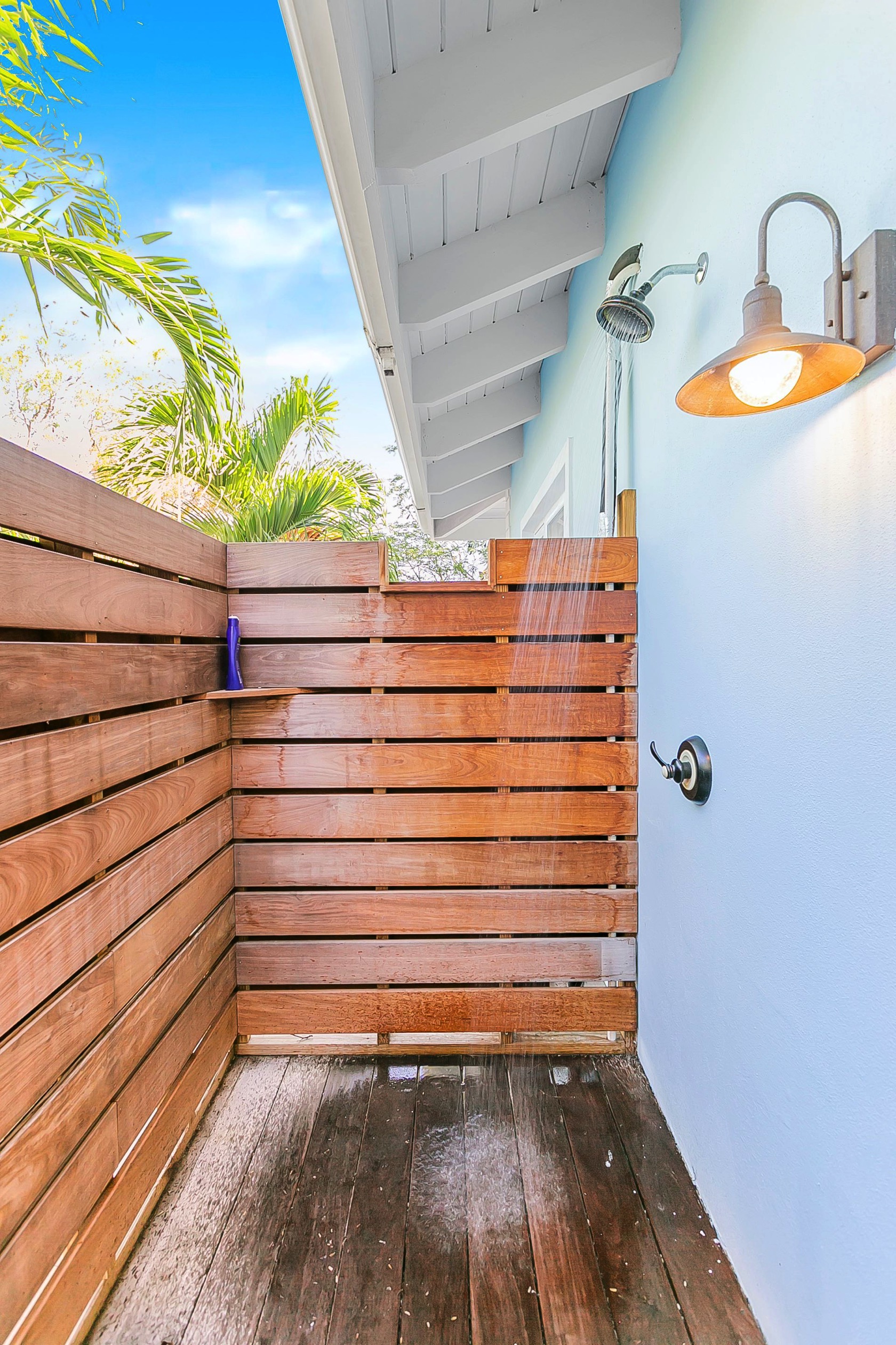 Outdoor shower Bakari House Great Exuma Bahamas