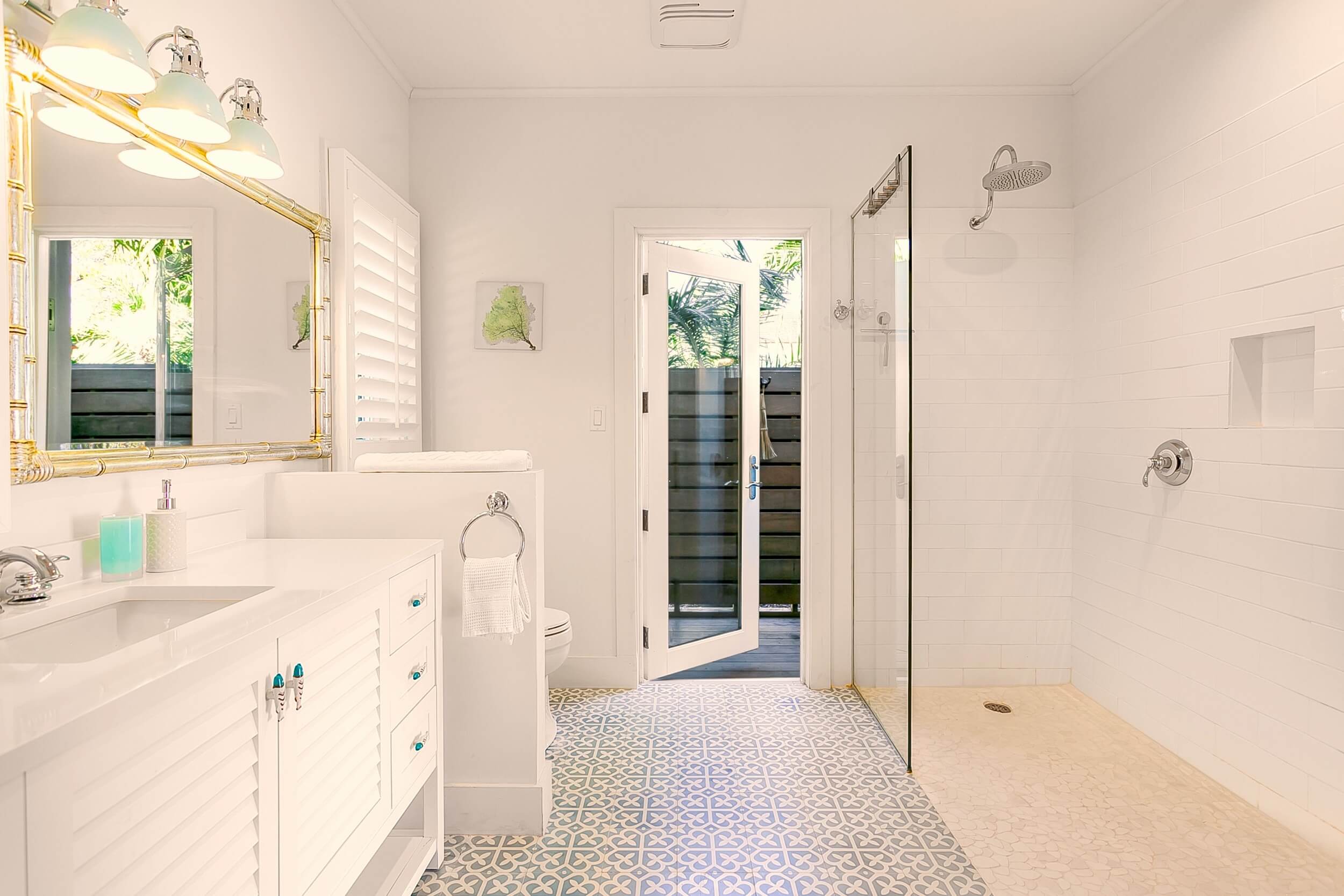bathroom junior suite Bakari House
